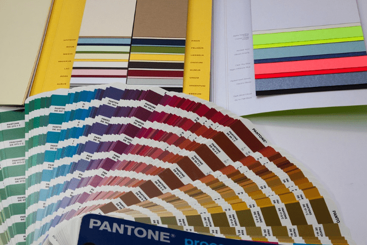 Qué es Pantone y Cómo se Benefician las Imprentas